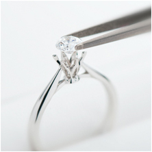 リングにダイヤモンドを留める