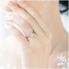 彼女に指輪を着けてあげる